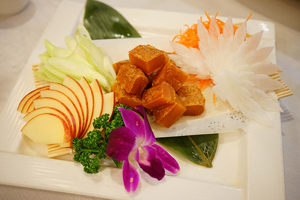 【台中·西屯區】梅子活海鮮餐廳|梅子餐廳的野生烏魚子是自家獨門自製的，滋味跟一般市售的不太一樣