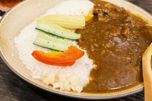 【新竹·北區】有哩在 Uilly Curry｜文青風咖哩店，老闆特製乾咖哩，還有布丁可以當飯後甜點～