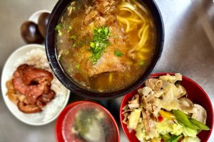 【台中‧豐原】富春街排骨麵店｜營業超過50年，用餐時間人潮絡繹不絕