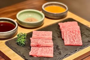 【台中‧東區】姜滿堂｜小菜跟生菜無限享用算是吸引人的點， 可惜的是沒有專人協助代烤