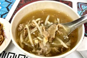 【台中‧西屯】永龍新港生炒鴨肉羹｜店內座位數不多但是整體來說很乾淨，餐點價格不算太高
